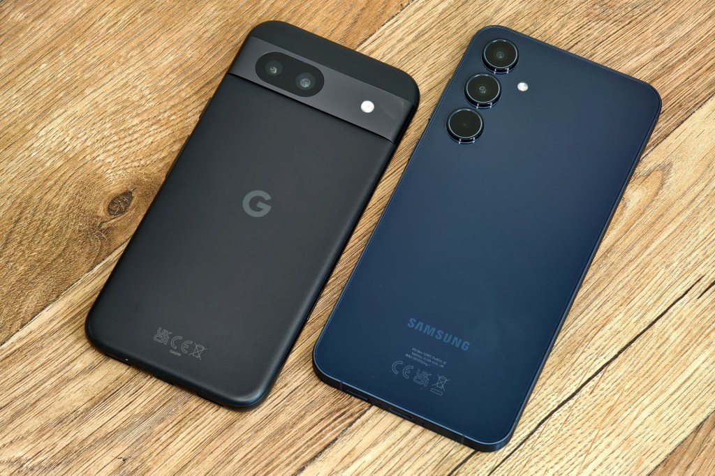 Google Pixel 8A vs Samsung Galaxy A55. Photo JW/AP