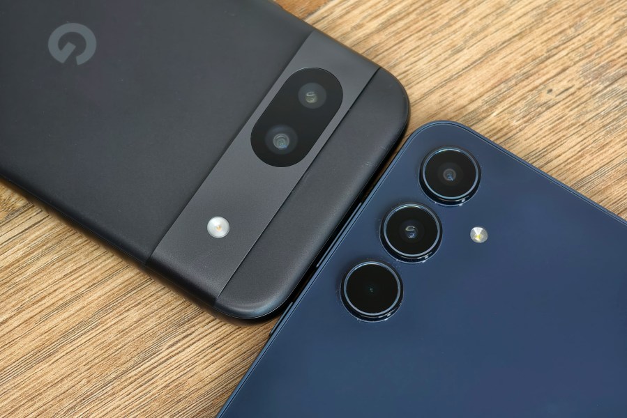 Google Pixel 8A vs Samsung Galaxy A55. Photo JW/AP