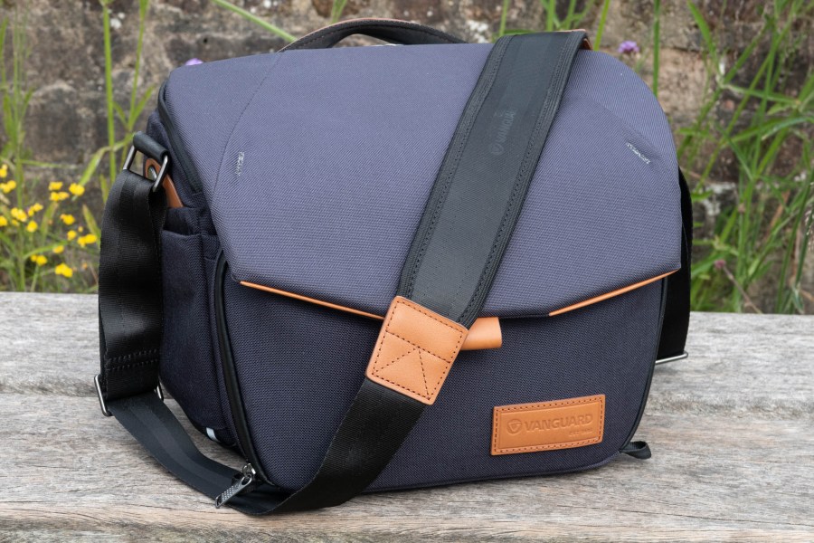 Vanguard VEO City S30 shoulder bag in navy blue