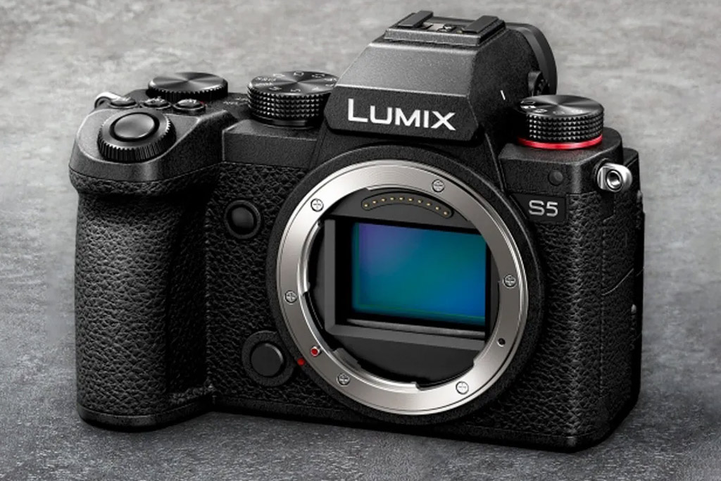 Full-frame Panasonic camera for under £1000 with lens!