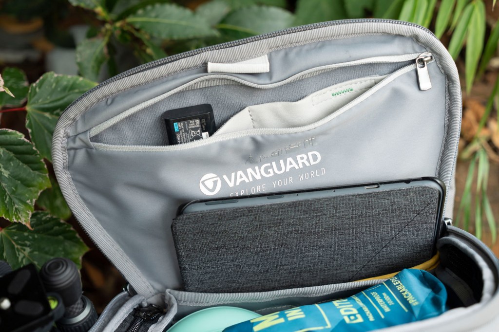 Vanguard VEO City B46 top compartment