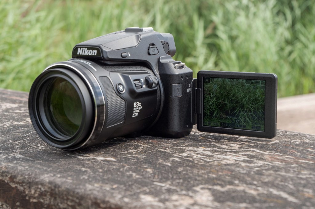 Nikon P950, fully articulating LCD screen