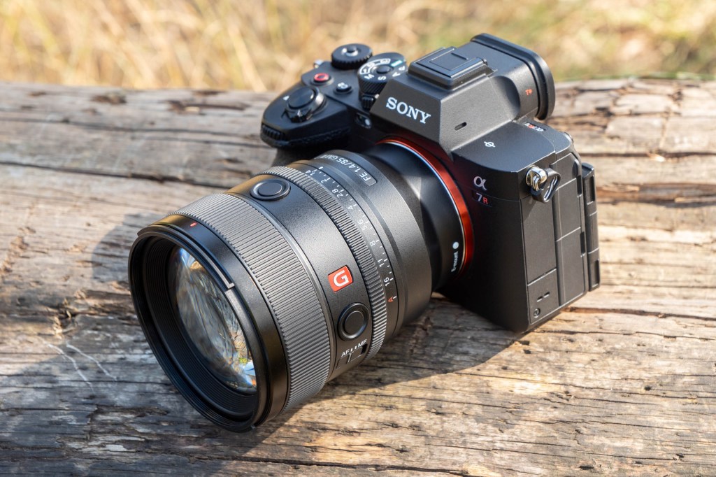 Sony FE 85mm F1.4 GM II lens function two buttons