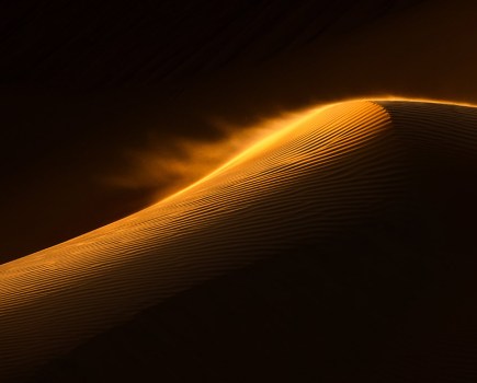 highlighted curve in a desert landscape minimal image with yellow highlight in centre apoy landscape winner