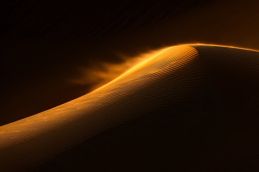 highlighted curve in a desert landscape minimal image with yellow highlight in centre apoy landscape winner