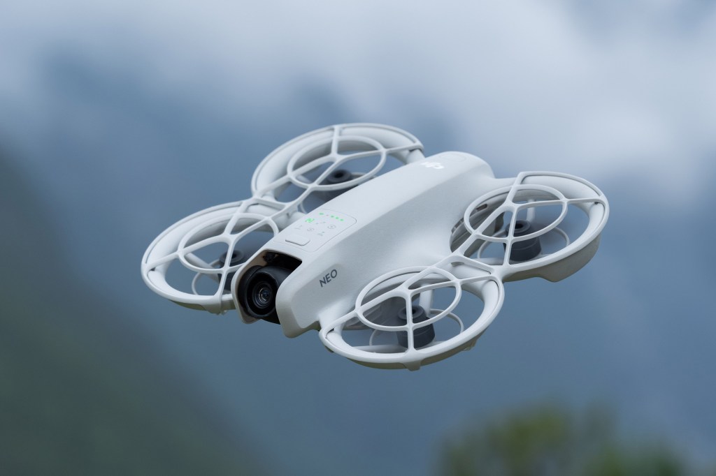 DJI Neo flying. Image: DJI