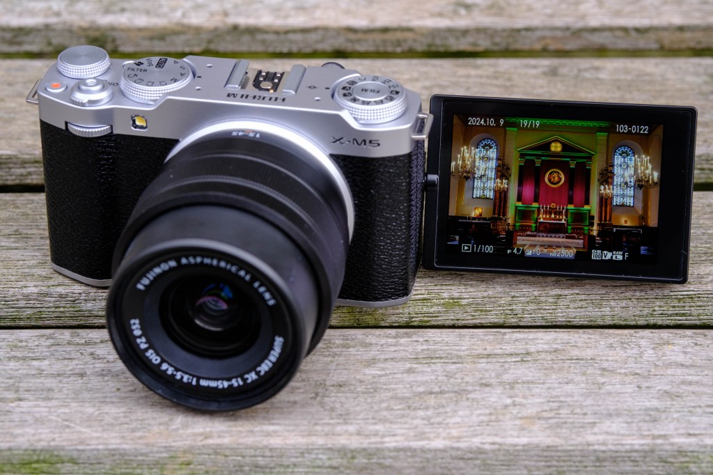 Fujifilm X-M5 fully articulated screen