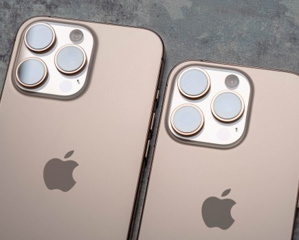 iPhone 16 Pro next to the iPhone 16 Pro Max. Image: Amy Davies