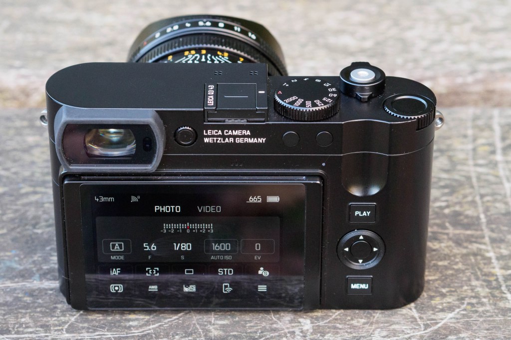 Leica Q3 43 rear controls