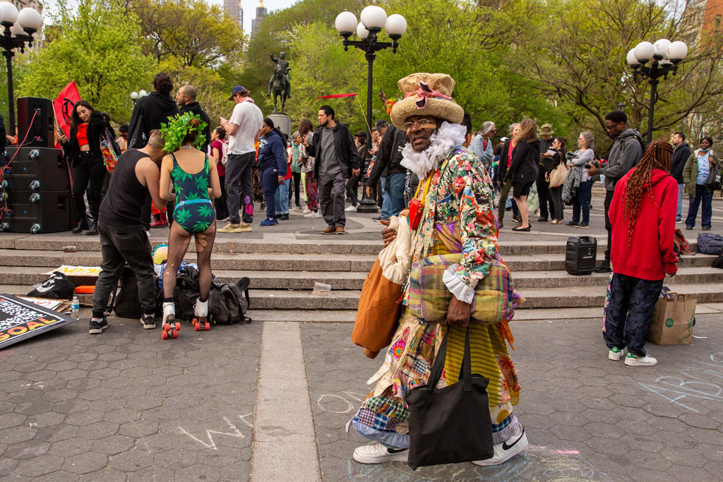 New York, man dressed in wariou slayers of colourful fabric, street photography America