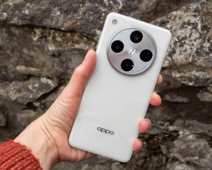 The Oppo Find X8 Pro in hand