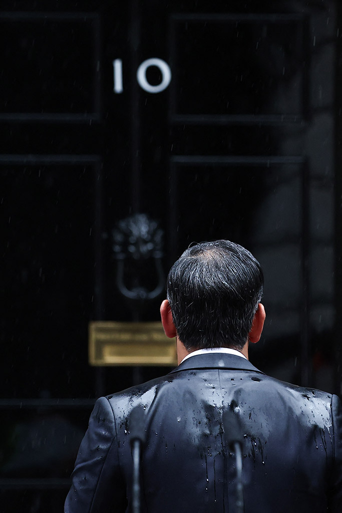 rishi sunak in the rain facing number 10 © Henry NiCHOLLS / GETTY IMAGES