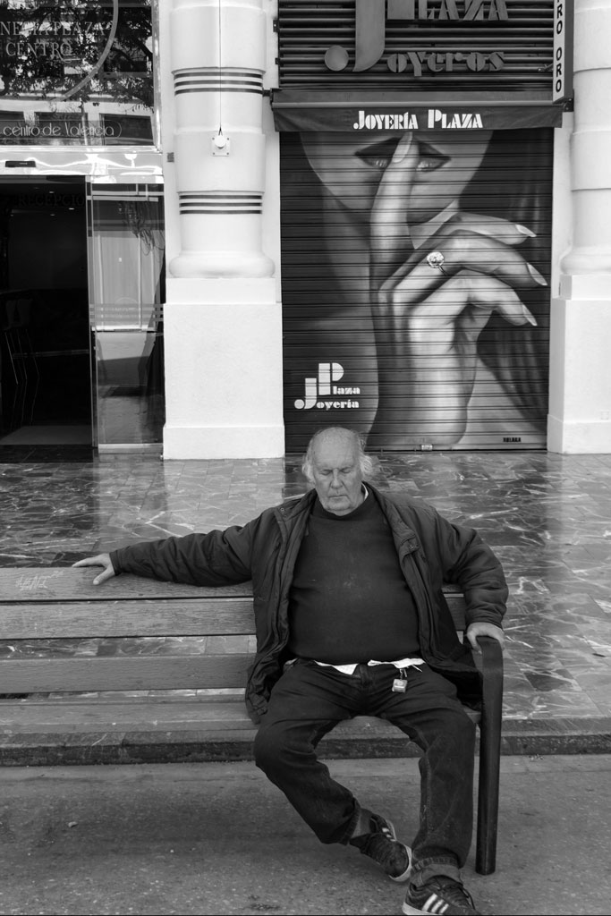 Xiaomi 14 Ultra sample image, an elderly man sitting on a bench