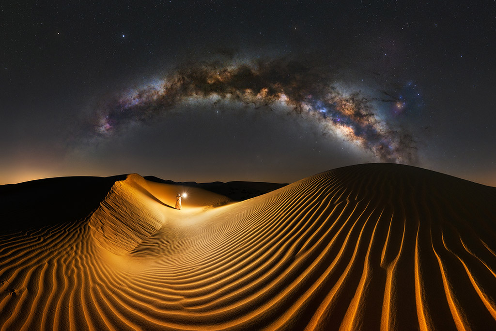 Milky Way captured over sand dune curves in the Rub' al Khali desert dusk to dawn apoy winner