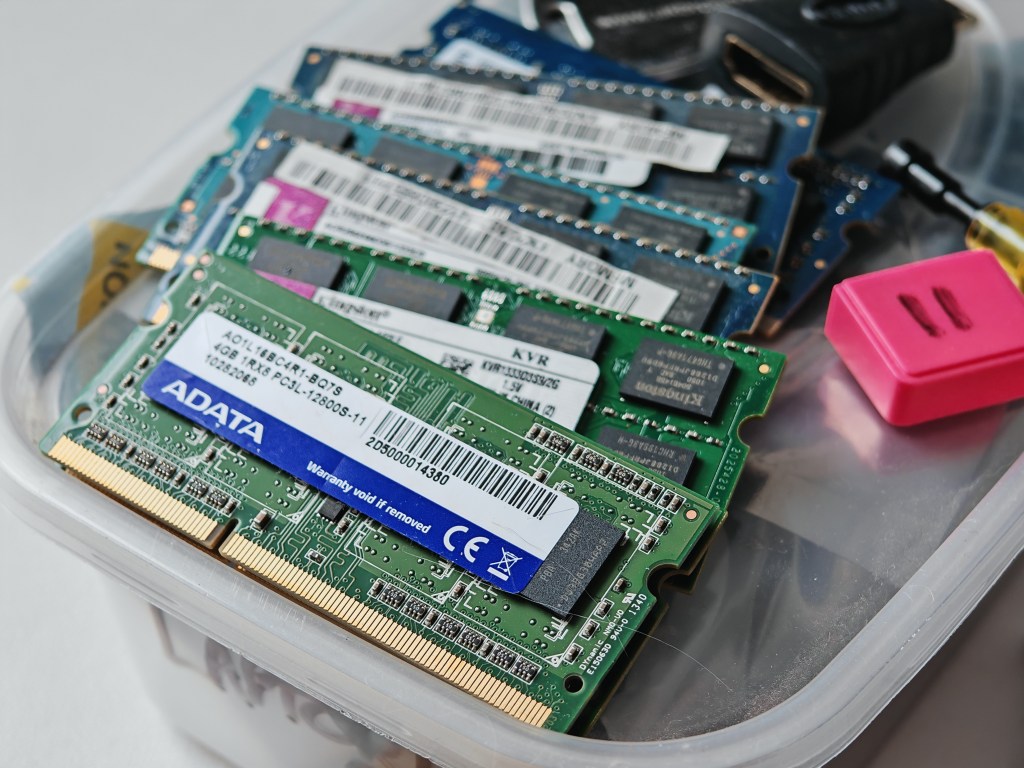 Laptop RAM close-up using the telephoto camera. Photo JW