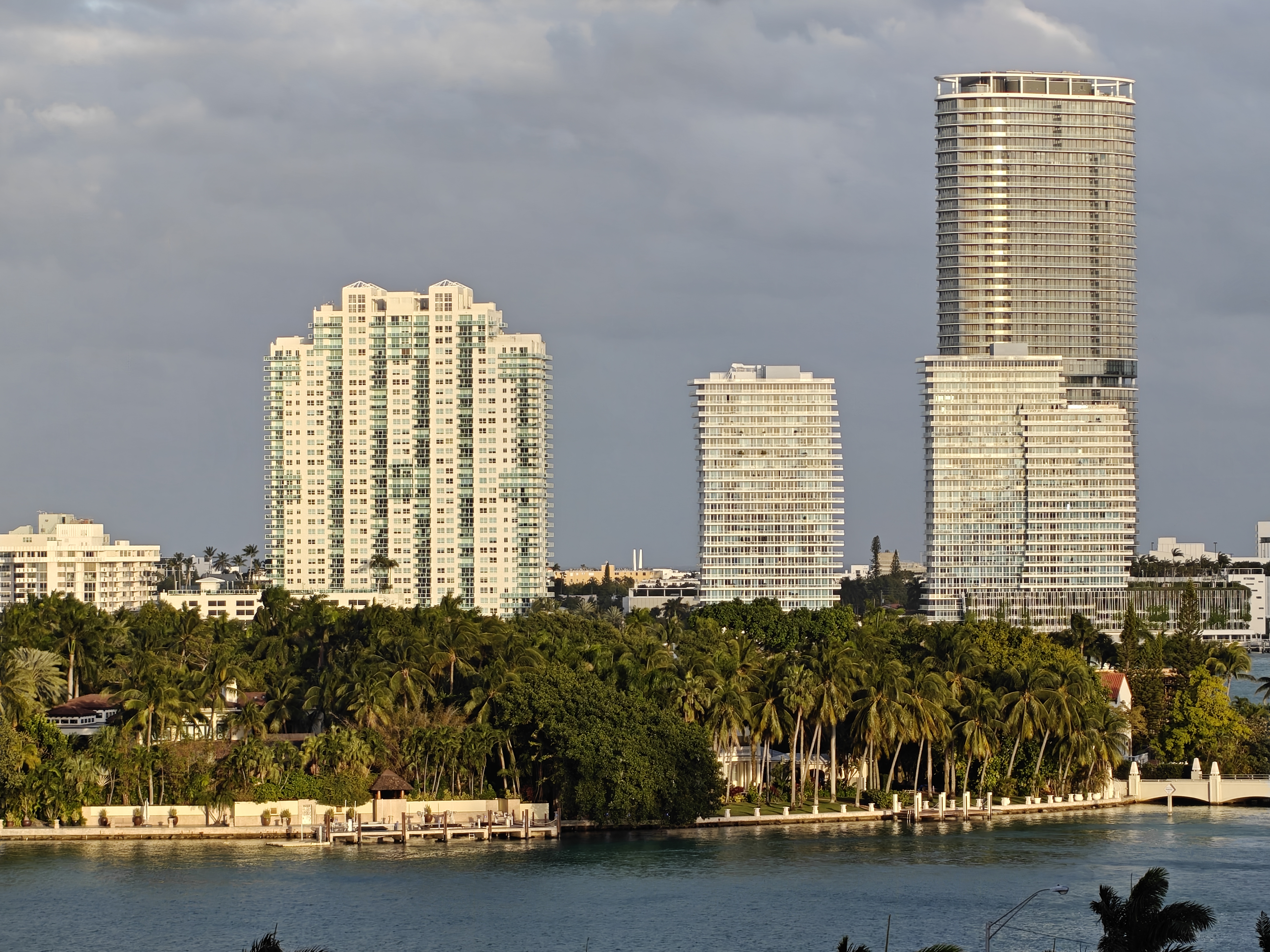 using zoom on phone on buildings on miami beach