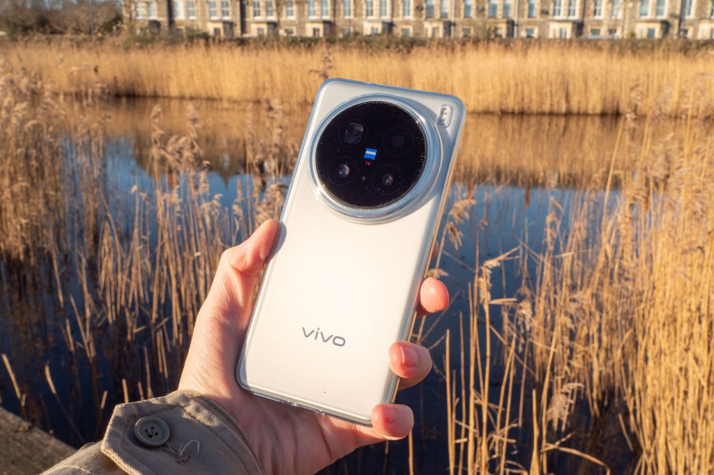The Vivo X200 Pro in hand