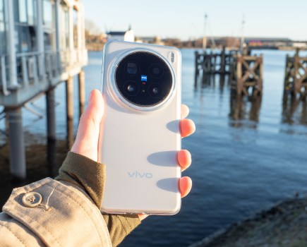 The Vivo X200 Pro in hand