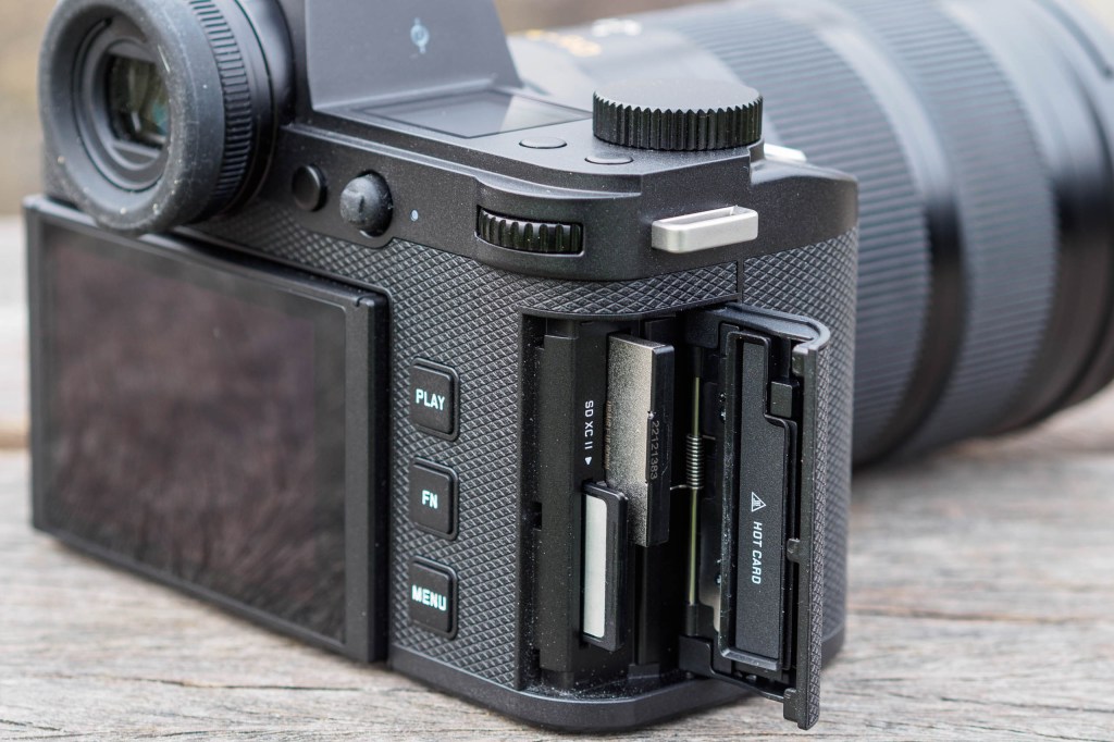 Leica SL3-S memory card slots: CFexpress Type B and UHS-II SD