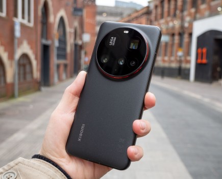 The Xiaomi 15 Ultra in hand