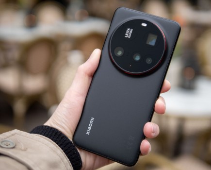 The Xiaomi 15 Ultra in hand,
