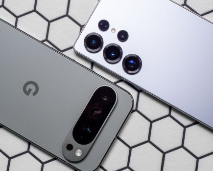 The camera units of the Google Pixel 9 Pro XL and the Samsung Galaxy S25 Ultra