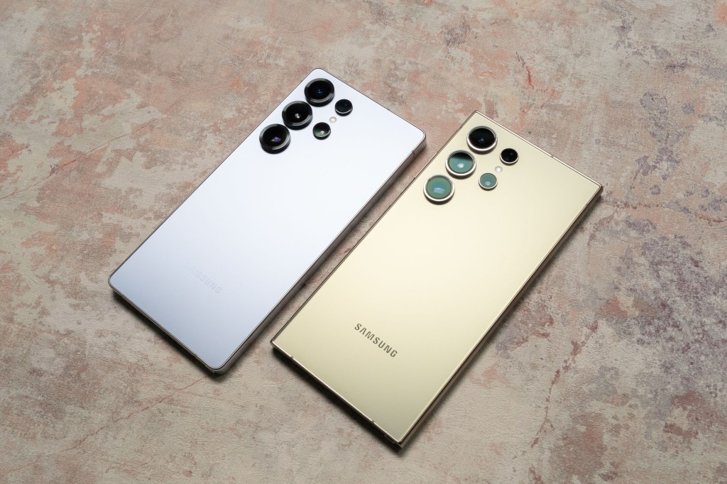 The Samsung Galaxy S25 Ultra (left) and the Samsung Galaxy S24 Ultra