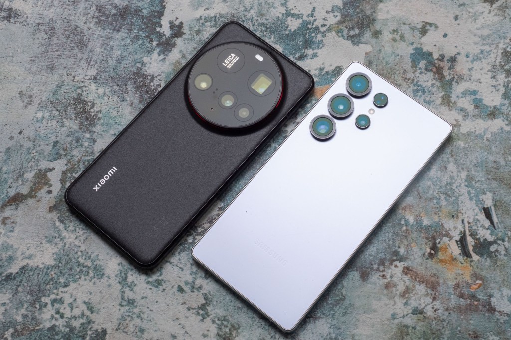 The Samsung Galaxy S25 Ultra (right), next to the Xiaomi 15 Ultra