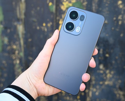 The Oppo Reno 13 Pro in hand