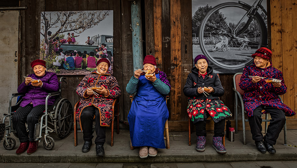 five elderly people enjoy spring roll snack world food photography awards winner 2025