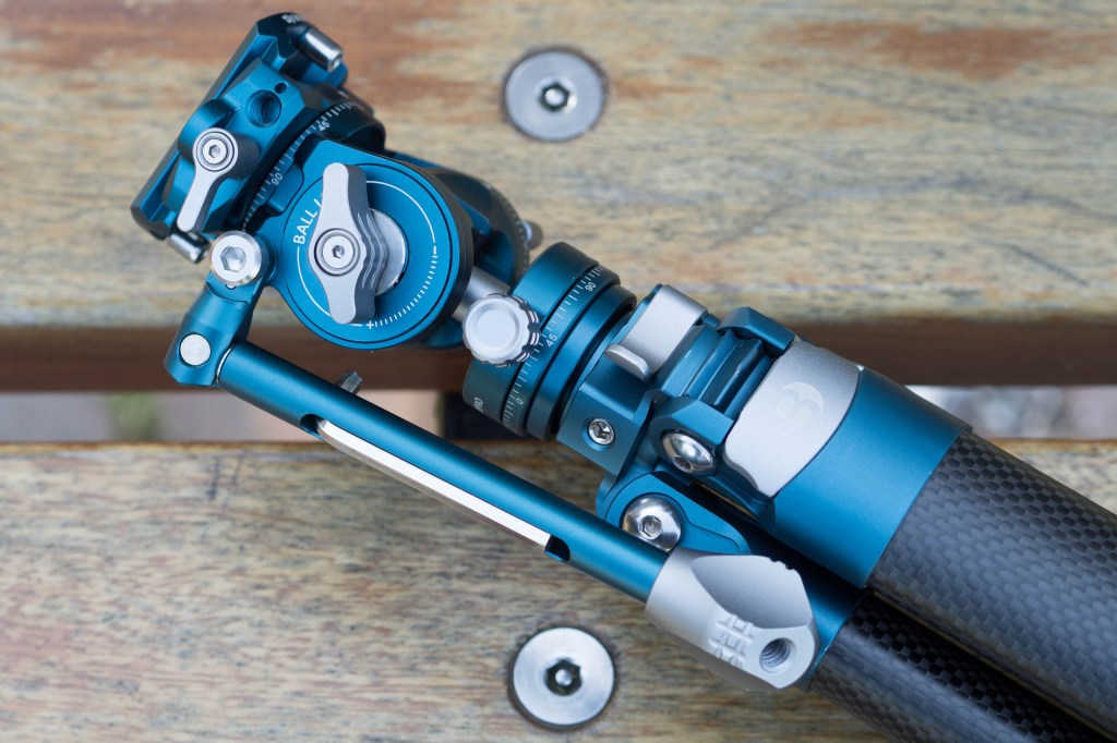 Benro FS20Pro hybrid head with pan handle folded. 