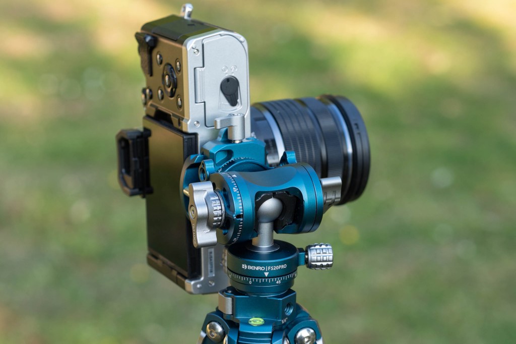 Benro FS20PRO hybrid head set for vertical shooting.