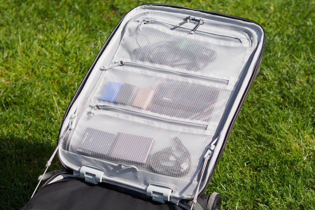 Peak Design Roller Pro lid pockets.