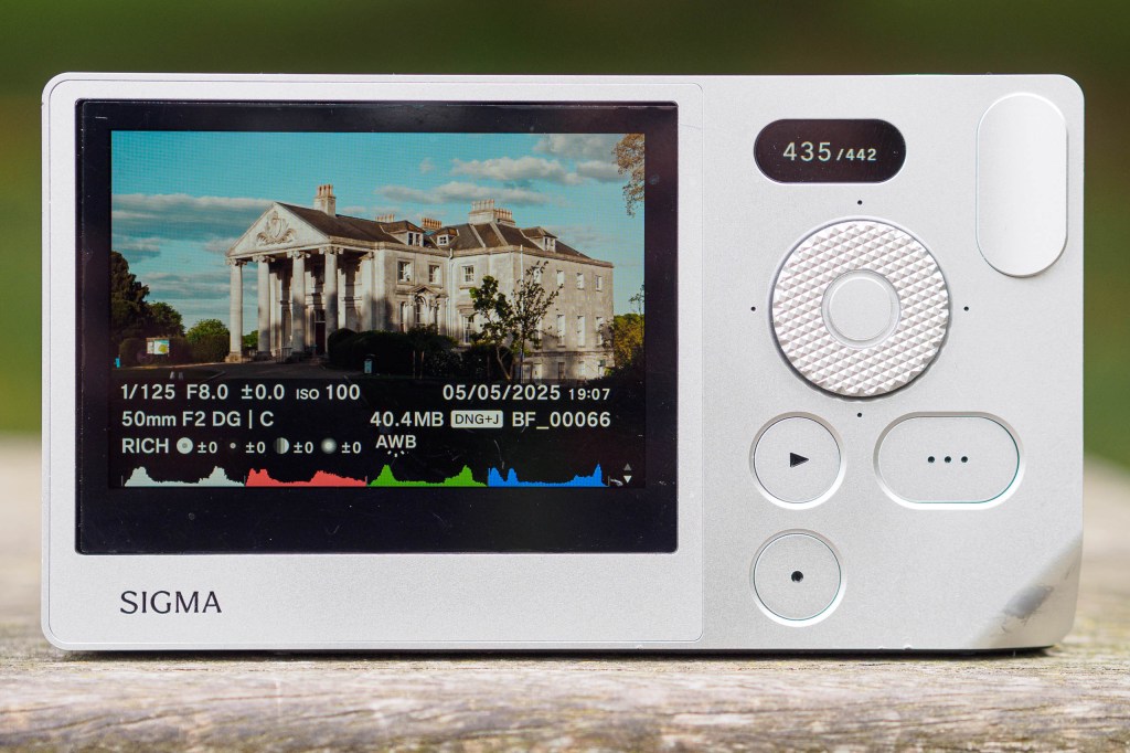 Sigma BF playback screen with RGB histogram