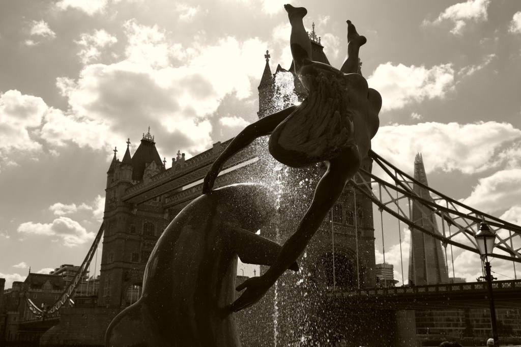 Sigma BF Tower Bridge and fountain sample image