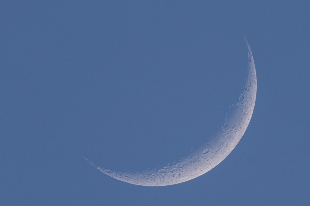 Sony FE 400-800mm F6.3-8 G OSS crescent moon sample image