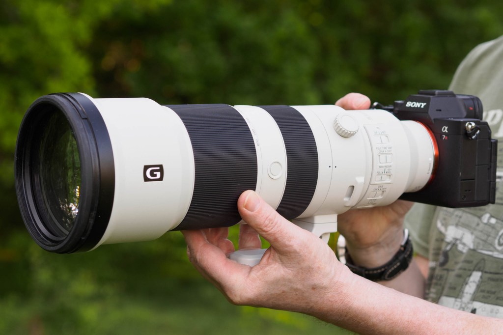 Sony FE 400-800mm F6.3-8 G OSS on Sony A7R V, in-hand