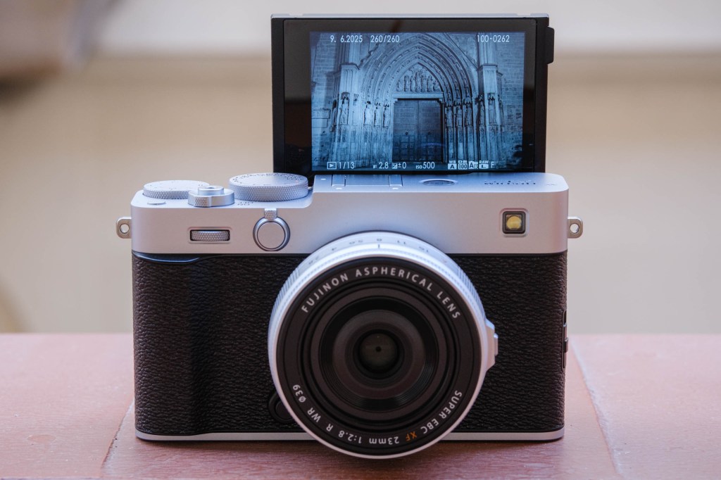 Fujifilm X-E5 selfie screen
