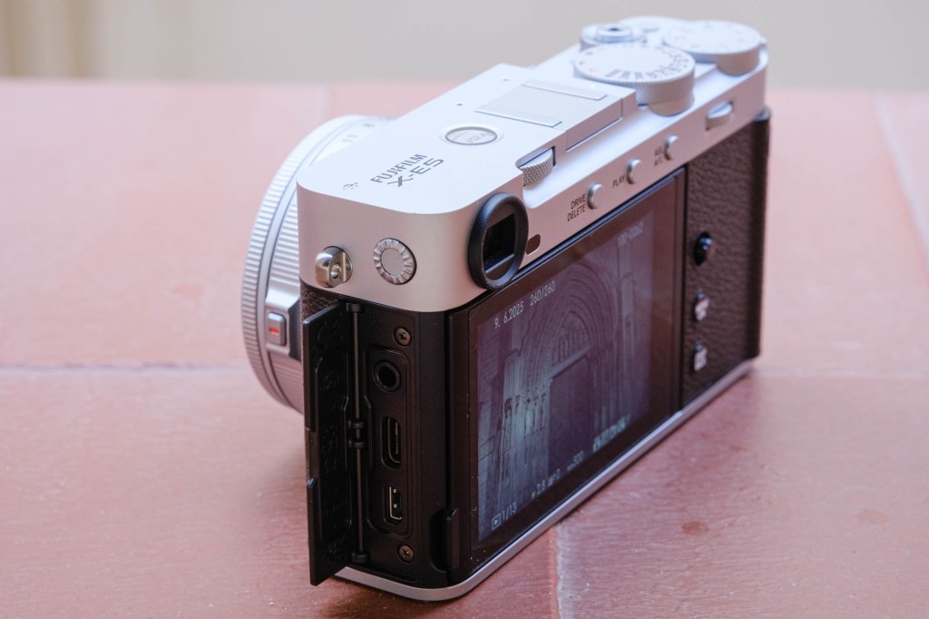 Fujifilm X-E5 connector ports
