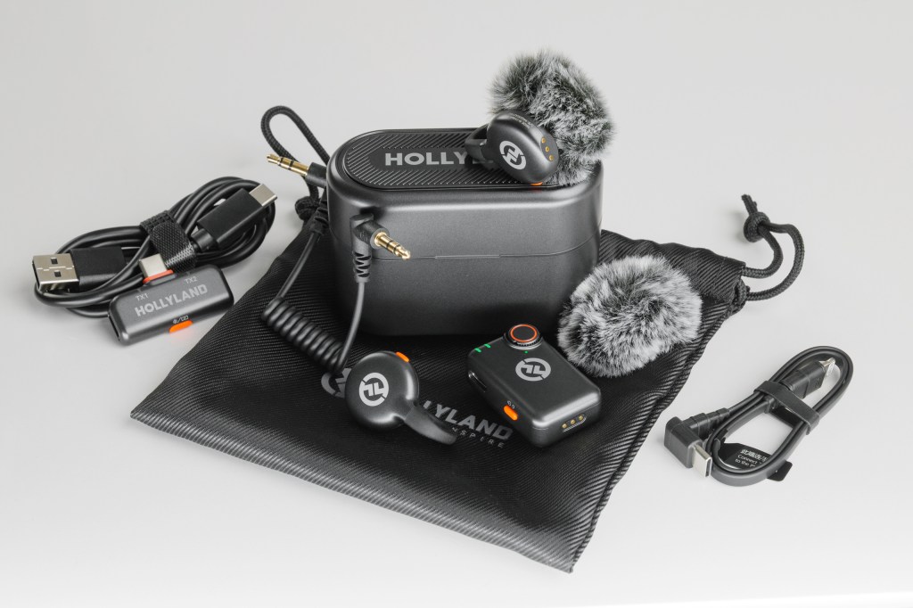 Hollyland Lark M2S Combo kit full contents. 