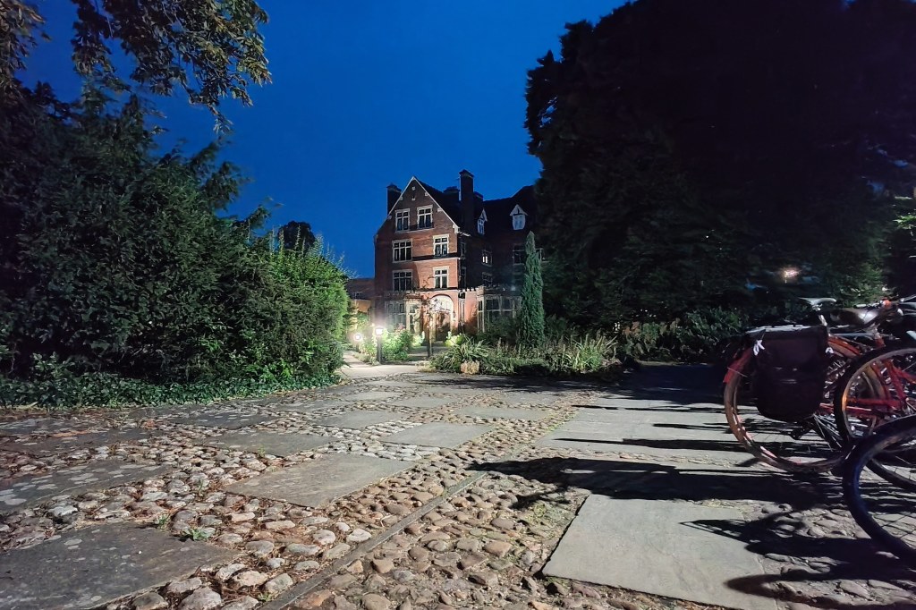 Honor 400 sample image, night, ultra wide-angle
