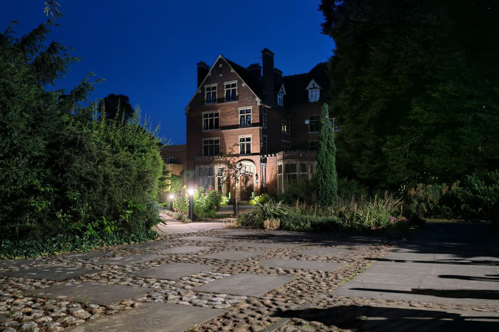 Honor 400 sample image, night, main sensor 1x