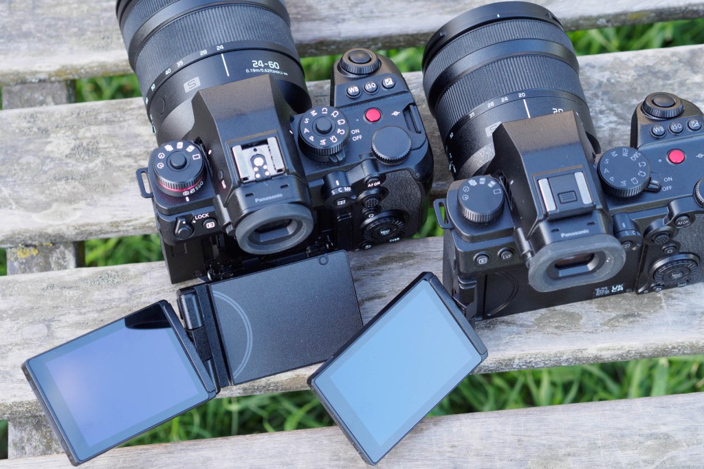 Panasonic Lumix S1IIE vs S5IIX screen articulation