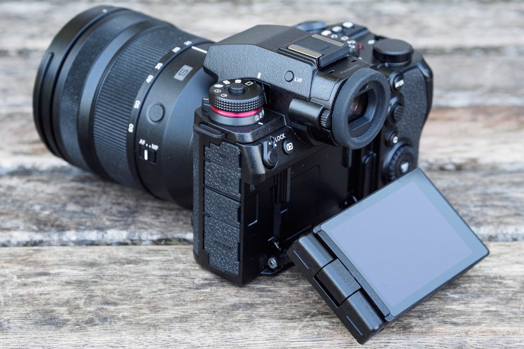 Panasonic Lumix S1IIE tilting screen