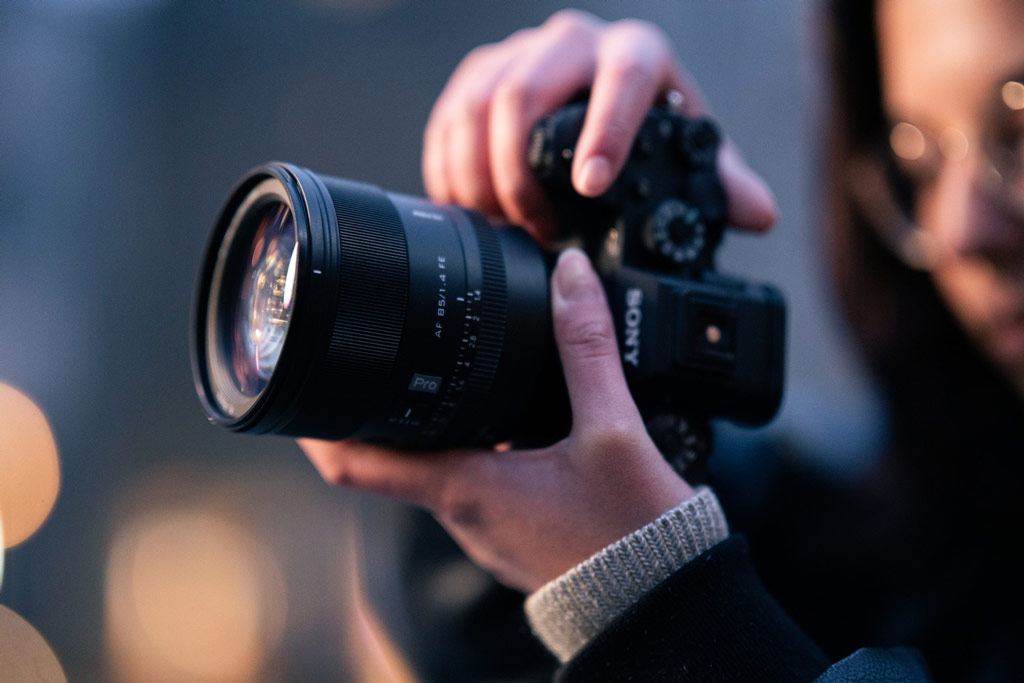 Viltrox AF 85mm F1.4 Pro FE in hand