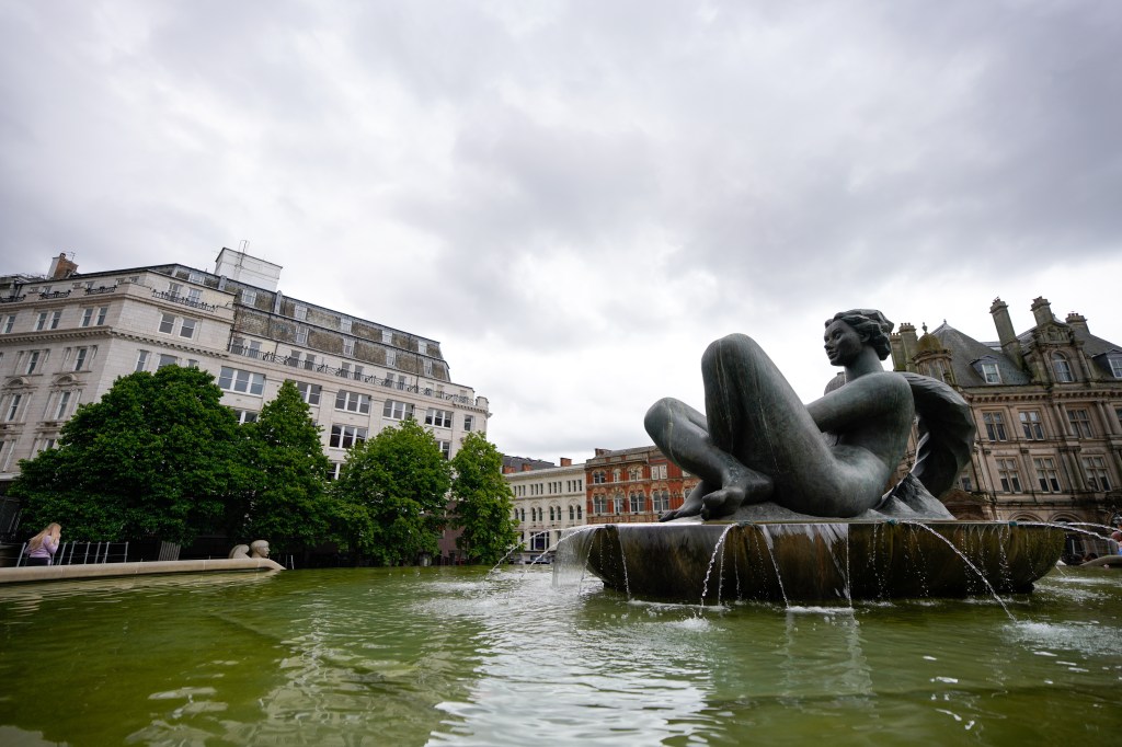 Sony 16mm f1.8 G lens sample, fountain