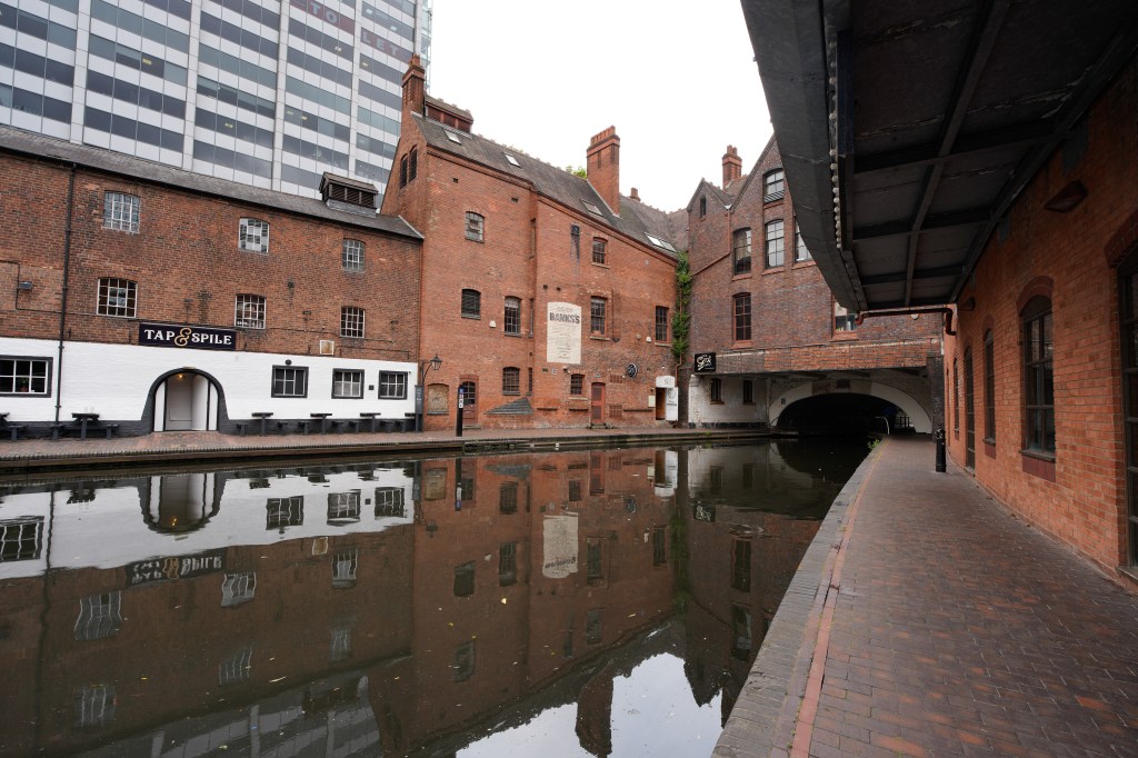 Sony 16mm f1.8 G lens sample cityscape with river