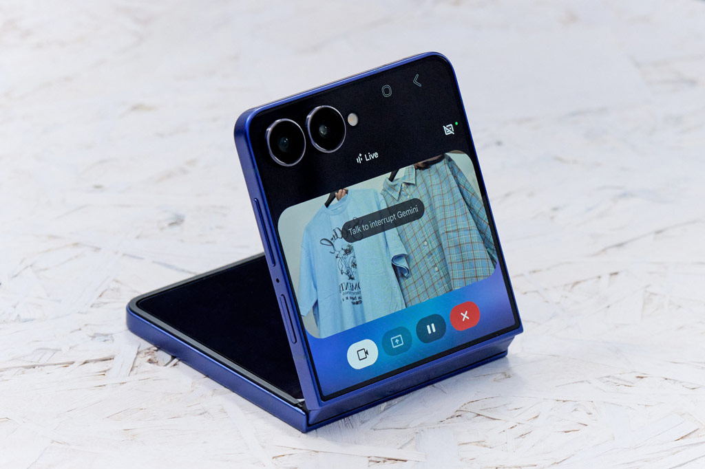 Samsung Galaxy Z Flip 7 FleX Wiew screen