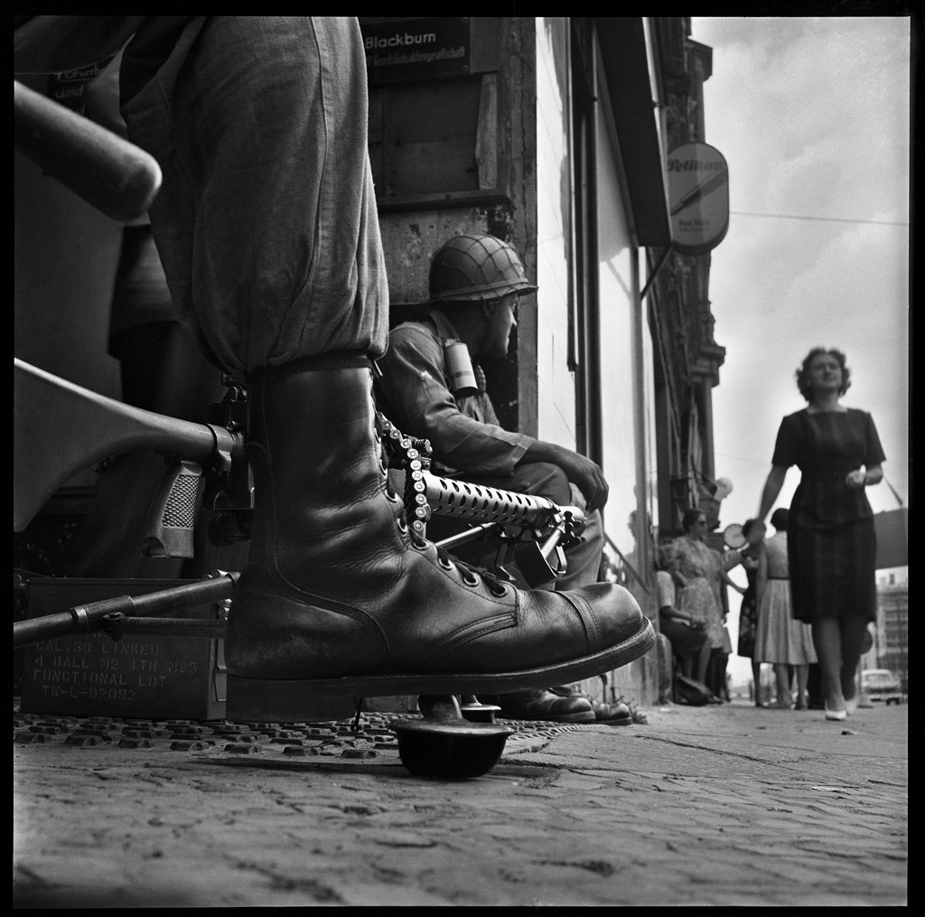 American
soldiers,
Friedrichstrasse
near Checkpoint
Charlie, at the
time of the
construction of the
Berlin Wall, West
Berlin, Germany,
August 1961