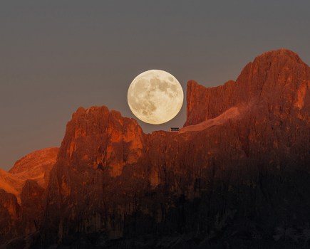 Moonrise Perfection Over the Dolomites © Fabian Dalpiaz